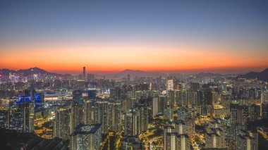 Şehir ışıkları akşam saatlerinde dağların altında parıldıyor. 11 Ocak 2026