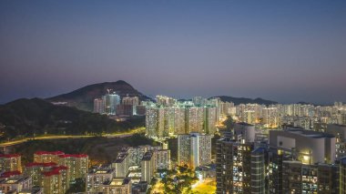 11 Ocak 2026 'da alacakaranlıkta dağ manzaralı umumi konut kuleleri