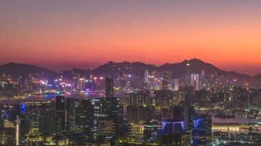 Gün batımında yoğun şehir binalarına bakan ikonik dağ silueti 11 Ocak 2026