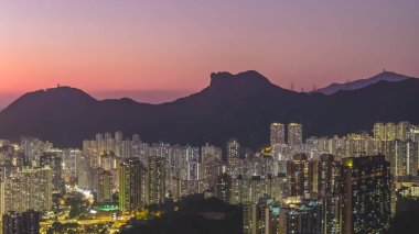 Gün batımında yoğun şehir binalarına bakan ikonik dağ silueti 11 Ocak 2026