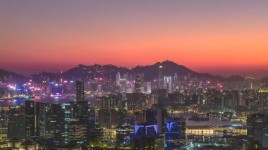 Gün batımında yoğun şehir binalarına bakan ikonik dağ silueti 11 Ocak 2026