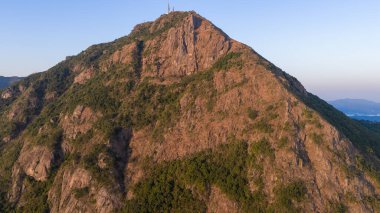 Parlayan şehir akşam ışıkları üzerindeki görkemli dağ manzarası 11 Ocak 2026