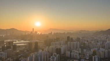 Dağları ve limanı olan yoğun şehir manzarası 11 Ocak 2026 alacakaranlıkta.