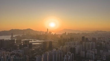 Dağları ve limanı olan yoğun şehir manzarası 11 Ocak 2026 alacakaranlıkta.