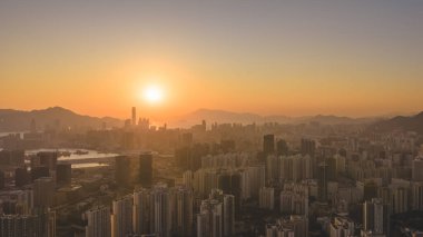 Dağları ve limanı olan yoğun şehir manzarası 11 Ocak 2026 alacakaranlıkta.