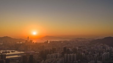 Gökdelenleri aydınlatan ve akşam limanı aydınlatan altın ufuk 11 Ocak 2026