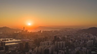 Gökdelenleri aydınlatan ve akşam limanı aydınlatan altın ufuk 11 Ocak 2026