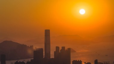 Gökdelenleri aydınlatan ve akşam limanı aydınlatan altın ufuk 11 Ocak 2026