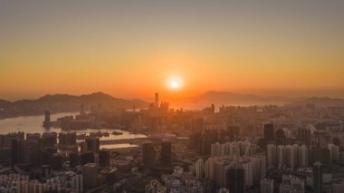 Gökdelenleri aydınlatan ve akşam limanı aydınlatan altın ufuk 11 Ocak 2026