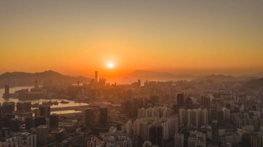 Gökdelenleri aydınlatan ve akşam limanı aydınlatan altın ufuk 11 Ocak 2026