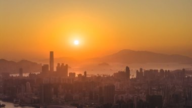 Gökdelenleri aydınlatan ve akşam limanı aydınlatan altın ufuk 11 Ocak 2026