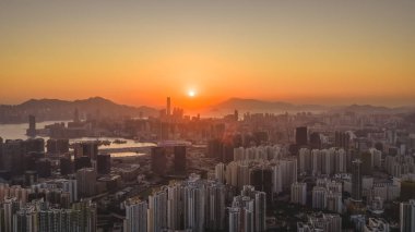 Gökdelenleri aydınlatan ve akşam limanı aydınlatan altın ufuk 11 Ocak 2026