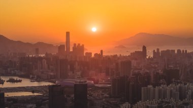 Dağları ve limanı olan yoğun şehir manzarası 11 Ocak 2026 alacakaranlıkta.