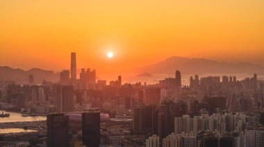 Dağları ve limanı olan yoğun şehir manzarası 11 Ocak 2026 alacakaranlıkta.