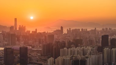 Dağları ve limanı olan yoğun şehir manzarası 11 Ocak 2026 alacakaranlıkta.