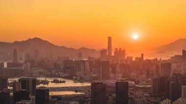 Dağları ve limanı olan yoğun şehir manzarası 11 Ocak 2026 alacakaranlıkta.