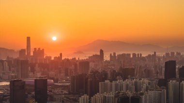 Dağları ve limanı olan yoğun şehir manzarası 11 Ocak 2026 alacakaranlıkta.