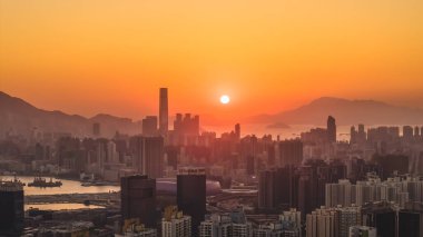 Dağları ve limanı olan yoğun şehir manzarası 11 Ocak 2026 alacakaranlıkta.