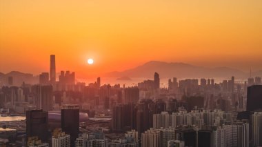 Dağları ve limanı olan yoğun şehir manzarası 11 Ocak 2026 alacakaranlıkta.