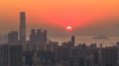 Hong Kong Limanı boyunca canlı gökyüzü günbatımı manzarası 11 Ocak 2026