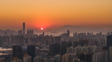 Dağları ve limanı olan yoğun şehir manzarası 11 Ocak 2026 alacakaranlıkta.