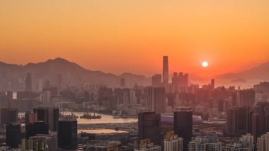 Dağları ve limanı olan yoğun şehir manzarası 11 Ocak 2026 alacakaranlıkta.