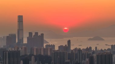 Hong Kong Limanı boyunca canlı gökyüzü günbatımı manzarası 11 Ocak 2026
