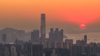 Hong Kong Limanı boyunca canlı gökyüzü günbatımı manzarası 11 Ocak 2026