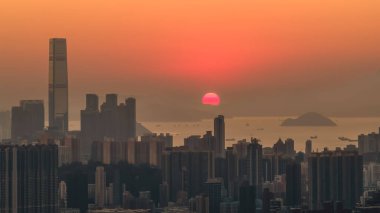 Hong Kong Limanı boyunca canlı gökyüzü günbatımı manzarası 11 Ocak 2026