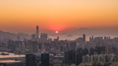 Hong Kong Limanı boyunca canlı gökyüzü günbatımı manzarası 11 Ocak 2026