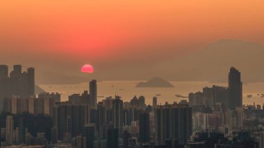 Hong Kong Limanı boyunca canlı gökyüzü günbatımı manzarası 11 Ocak 2026