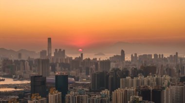 Hong Kong Limanı boyunca canlı gökyüzü günbatımı manzarası 11 Ocak 2026