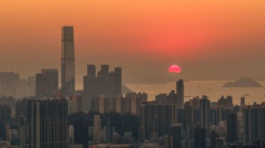 Hong Kong Limanı boyunca canlı gökyüzü günbatımı manzarası 11 Ocak 2026