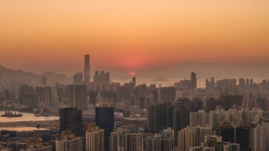 Hong Kong Limanı boyunca canlı gökyüzü günbatımı manzarası 11 Ocak 2026