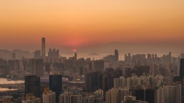 Dağları ve limanı olan yoğun şehir manzarası 11 Ocak 2026 alacakaranlıkta.