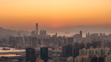 Dağları ve limanı olan yoğun şehir manzarası 11 Ocak 2026 alacakaranlıkta.