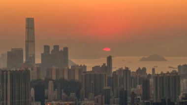 Dağları ve limanı olan yoğun şehir manzarası 11 Ocak 2026 alacakaranlıkta.