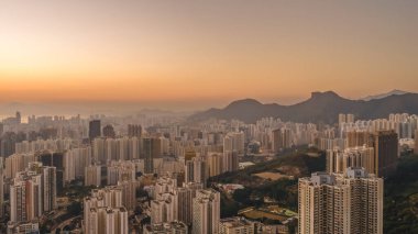 Gün batımında yoğun şehir binalarına bakan ikonik dağ silueti 11 Ocak 2026