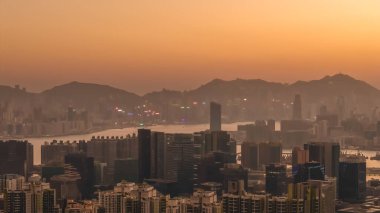 Sıcak akşam renkleri Kowloon binalarının merkezini ve 11 Ocak 2026 'yı vurguluyor.