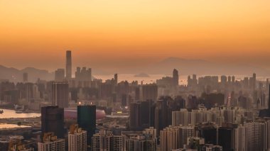 Dağları ve limanı olan yoğun şehir manzarası 11 Ocak 2026 alacakaranlıkta.