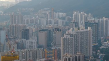 Işıldayan alacakaranlık şehrine sahip yoğun konut kuleleri 11 Ocak 2026