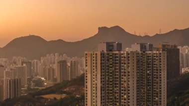 Gün batımında yoğun şehir binalarına bakan ikonik dağ silueti 11 Ocak 2026