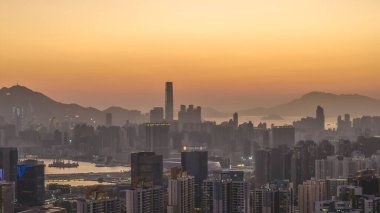 Şehir kuleleri 11 Ocak 2026 'da akşam saatlerinde dağlara karşı siluet oluşturdu.