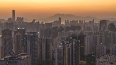 Şehir kuleleri 11 Ocak 2026 'da akşam saatlerinde dağlara karşı siluet oluşturdu.