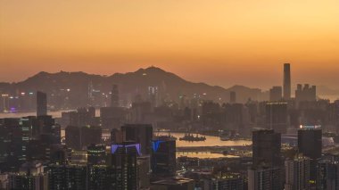 Şehir kuleleri ve dağların gölgesi parlayan gökyüzüne karşı 11 Ocak 2026