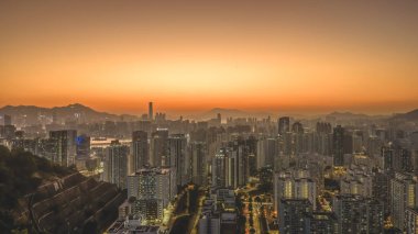 Alacakaranlıkta dağ manzaralı şehir kuleleri 11 Ocak 2026