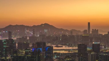 Şehir kuleleri ve dağların gölgesi parlayan gökyüzüne karşı 11 Ocak 2026