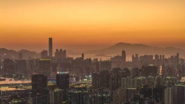 Şehir kuleleri ve dağların gölgesi parlayan gökyüzüne karşı 11 Ocak 2026