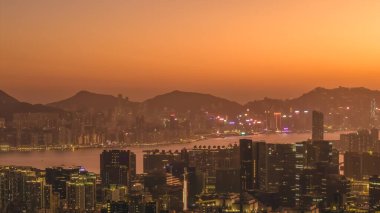 Yumuşak akşam parıltısı Kwun Tong binaları ve deniz manzaralı gökyüzü 11 Ocak 2026 'yı vurguluyor