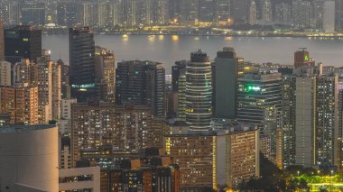 Yumuşak akşam parıltısı Kwun Tong binaları ve deniz manzaralı gökyüzü 11 Ocak 2026 'yı vurguluyor